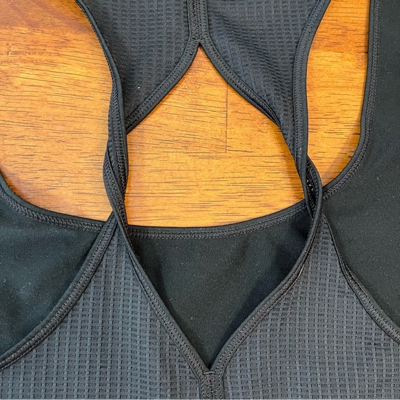 Under Armour Women’s tank top black athletic no size tag measures like medium - Picture 5 of 8